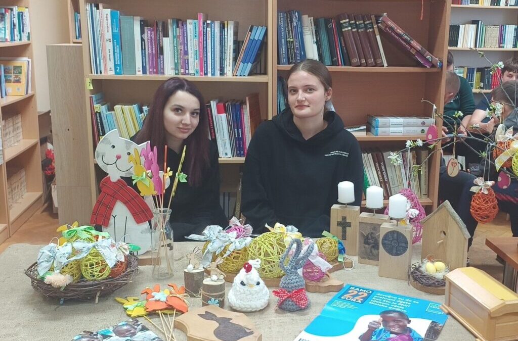 Humanitarna izložba Učeničke zadruge Sova u školskoj knjižnici