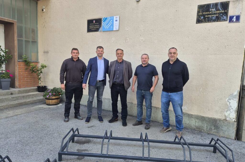 Zajedničkom suradnjom izrađeni stalci za bicikle za Đurđenovac